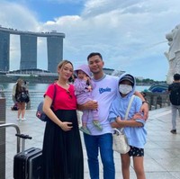 Belum lama ini pedangdut cantik itu bahkan juga sempat liburan ke Singapura bersama anak dan suaminya Sirajuddin Mahmud Sabang. Tampak Zaskia mengenakan blus pink dan rok hitam. Dia memadankannya dengan tas Hermes. Foto: dok. Instagram/@sirajuddinmahmudsabang