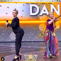 Pedangdut 32 tahun itu bahkan masih aktif di panggung. Inilah penampilannya yang tampak lincah sambil memamerkan joget khasnya, goyang itik. Foto: dok. Instagram/@risingstardangdutmnctv