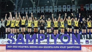 Saat ini Zehra membela klub Vakıfbank Istanbul dan sudah pernah meraih gelar juara bersama klub ini, yakni di ajang  2017–18 CEV Womens Champions League. Foto: Instagram