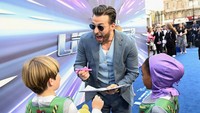 Beruntungnya mereka bisa bertemu Buzz dan Captain America, ya! (Foto: Gareth Cattermole/Getty Images f/Gareth Cattermole) 