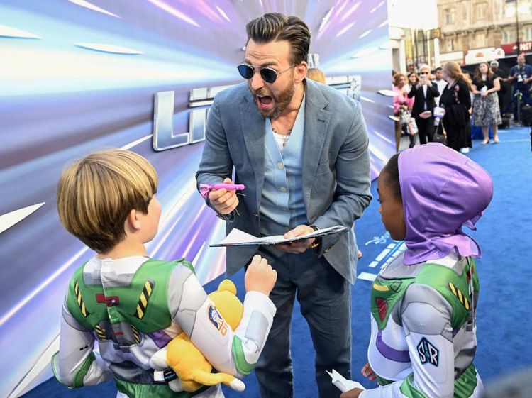Chris Evans Diserbu Bocil-bocil Berkostum Lightyear!