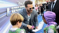 Sang pemeran Captain America sudah sangat akrab dengan anak-anak. Terlihat dari ekspresinya dalam menanggapi fans cilik di acara tersebut. (Foto: Gareth Cattermole/Getty Images f/Gareth Cattermole) 