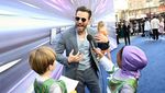 Chris Evans Diserbu Bocil-bocil Berkostum Lightyear!