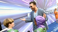 Disney dan Pixar menggelar premiere Lightyear di London. Di momen itu, dia terlihat diserbut oleh dua bocah cilik berkostum Buzz Lightyear. (Foto: Gareth Cattermole/Getty Images f/Gareth Cattermole)  