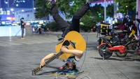 Tak tanggung-tanggung, ia membalik badannya saat bernyanyi.  