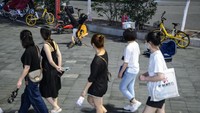 Aksinya ini mengundang perhatian warga yang lewat. Tidak dijelaskan apakah pengamen itu mengalami sakit kepala atau tidak gara-gara nyanyi dengan posisi badan terbalik ini.