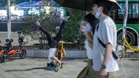 Pria ini memiliki gaya ngamen yang unik untuk menarik perhatian warga.  
