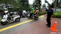 Di sisi lain, sebanyak 10 lokasi disiapkan untuk parkir pengunjung Tebet Eco Park.
