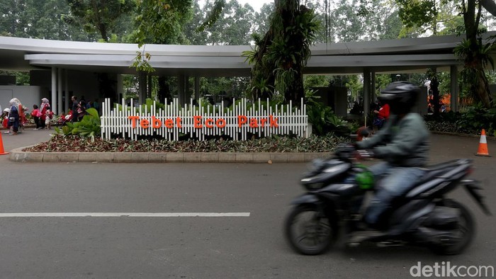 Antusias warga kunjungi Tebet Eco Park picu permasalahan baru yakni parkir liar. Petugas Dishub turun tangan atasi parkir liar dengan gelar operasi cabut pentil