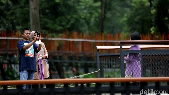 Antusias warga kunjungi Tebet Eco Park picu permasalahan baru yakni parkir liar. Petugas Dishub turun tangan atasi parkir liar dengan gelar operasi cabut pentil