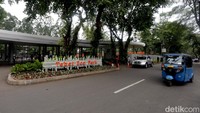 Begini suasana di kawasan Tebet Eco Park, Jakarta, Selasa (14/6/2022). Pascaoperasi cabut pentil yang dilakukan oleh petugas Dishub, tak terlihat parkir liar di trotoar yang berada di sekitar Tebet Eco Park.