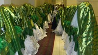 Puluhan wanita Afghanistan disembunyikan dalam selendang hijau tebal dan bersiap untuk dinikahkan dalam pernikahan massal yang ketat.