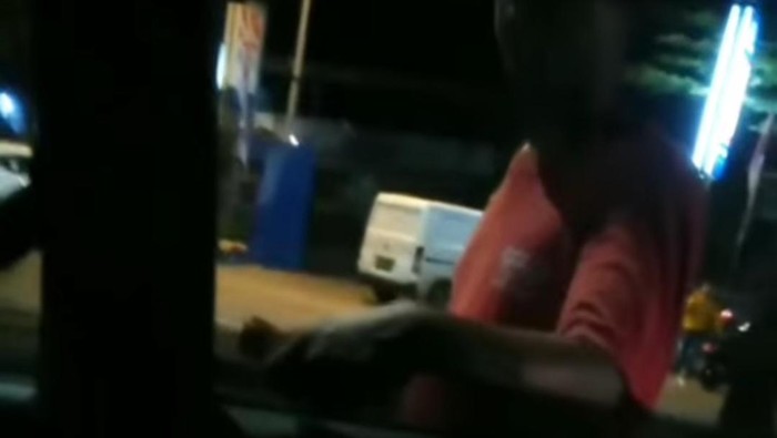 Aksi pemuda di Makassar palak uang parkir hingga Rp 10 ribu.
