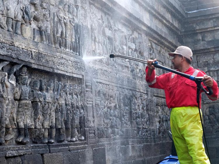 Bersih-bersih, Relief Candi Borobudur Disemprot Air Kencang