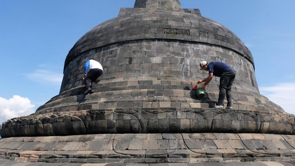 Seluruh pegawai BKB membersihkan Candi Borobudur secara manual. Kegiatan tersebut dalam rangka memperingati Hari Purbakala ke-109 yang mengusung tema Membangun Kebermanfaatan Candi Borobudur dan Kawasannya untuk Masyarakat.