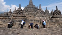 Pembersihan yang dilakukan yakni dengan menyikat bebatuan, mencabuti rumput yang tumbuh di sela-sela bebatuan maupun melakukan penyemprotan air.
