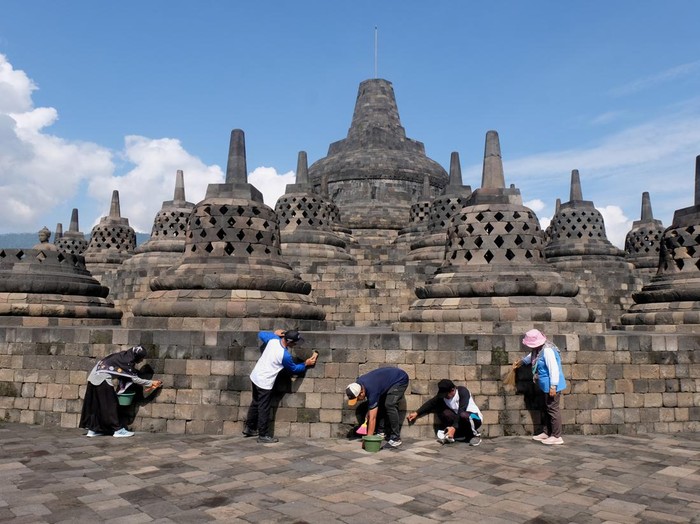 Karyawan Balai Konservasi Borobudur (BKB) membersihkan relief saat mengikuti aksi Reresik Candi Borobudur (membersihkan Candi Borobudur) di Magelang, Jawa Tengah, Selasa (14/6/2022). Kegiatan tersebut dalam rangka memperingati Hari Purbakala ke-109 yang mengusung tema 