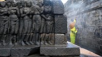 Pembersihan tersebut dilakukan mulai dari lantai bawah, lorong-lorong hingga stupa induk candi yang berlokasi di Kabupaten Magelang, Jawa Tengah.