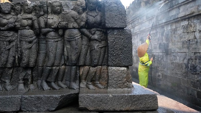 Karyawan Balai Konservasi Borobudur (BKB) membersihkan relief saat mengikuti aksi Reresik Candi Borobudur (membersihkan Candi Borobudur) di Magelang, Jawa Tengah, Selasa (14/6/2022). Kegiatan tersebut dalam rangka memperingati Hari Purbakala ke-109 yang mengusung tema 