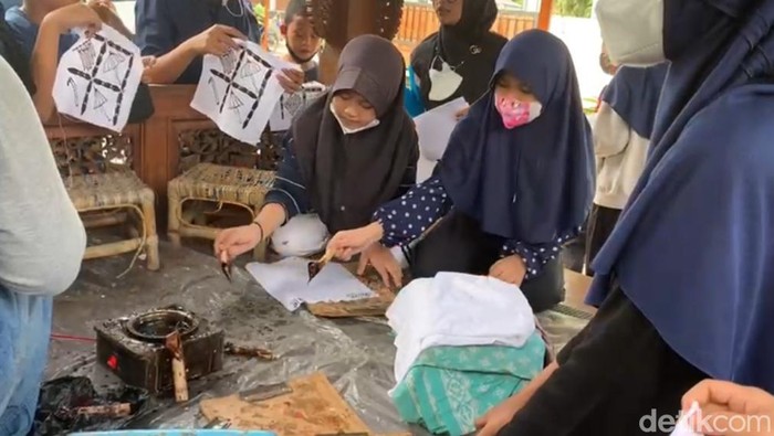 Anak-anak belajar membatik di sentra batik Kampung Cigeureung