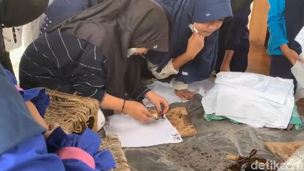 Anak-anak belajar membatik di sentra batik Kampung Cigeureung