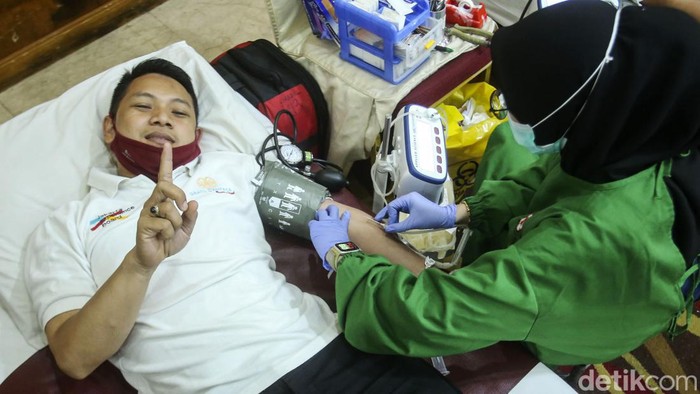 Gubernur DKI Jakarta Anies Baswedan menghadiri puncak peringatan Hari Donor Darah Sedunia Tahun 2022 sekaligus membuka acara yang dirangkai dalam kegiatan Gebyar Donor Darah PMI DKI Jakarta di Hotel Grand Cempaka, Cempaka Putih, Jakarta Pusat, Selasa (14/6/2022).