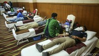 Sejumlah warga tampak mendonorkan darahnya dalam Gebyar Donor Darah PMI DKI Jakarta.