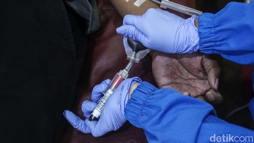 Gubernur DKI Jakarta Anies Baswedan menghadiri puncak peringatan Hari Donor Darah Sedunia Tahun 2022 sekaligus membuka acara yang dirangkai dalam kegiatan Gebyar Donor Darah PMI DKI Jakarta di Hotel Grand Cempaka, Cempaka Putih, Jakarta Pusat, Selasa (14/6/2022).