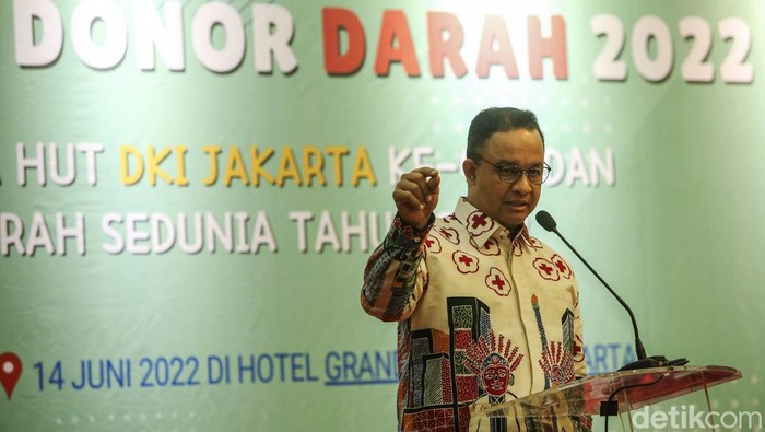 Gubernur DKI Jakarta Anies Baswedan menghadiri puncak peringatan Hari Donor Darah Sedunia Tahun 2022 sekaligus membuka acara yang dirangkai dalam kegiatan Gebyar Donor Darah PMI DKI Jakarta di Hotel Grand Cempaka, Cempaka Putih, Jakarta Pusat, Selasa (14/6/2022).