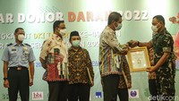 Ketua Pengurus PMI Provinsi DKI Jakarta, Rustam Effendi menyerahkan tanda apresiasi bagi 100 pendonor yang telah menyumbangkan darah reguler dengan disaksikan Gubernur DKI Jakarta Anies Baswedan.