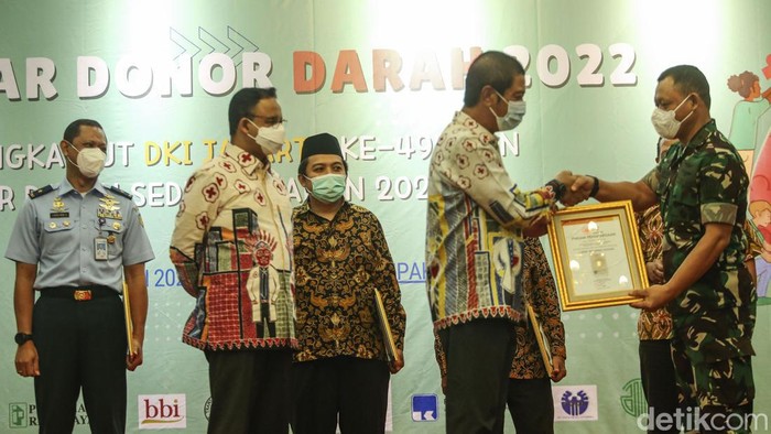 Gubernur DKI Jakarta Anies Baswedan menghadiri puncak peringatan Hari Donor Darah Sedunia Tahun 2022 sekaligus membuka acara yang dirangkai dalam kegiatan Gebyar Donor Darah PMI DKI Jakarta di Hotel Grand Cempaka, Cempaka Putih, Jakarta Pusat, Selasa (14/6/2022).