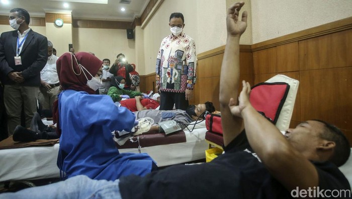 Anies Pantau Donor Darah PMI DKI Jakarta Gubernur DKI Jakarta Anies Baswedan menghadiri puncak peringatan Hari Donor Darah Sedunia Tahun 2022 sekaligus membuka acara yang dirangkai dalam kegiatan Gebyar Donor Darah PMI DKI Jakarta di Hotel Grand Cempaka, Cempaka Putih, Jakarta Pusat, Selasa (14/6/2022).