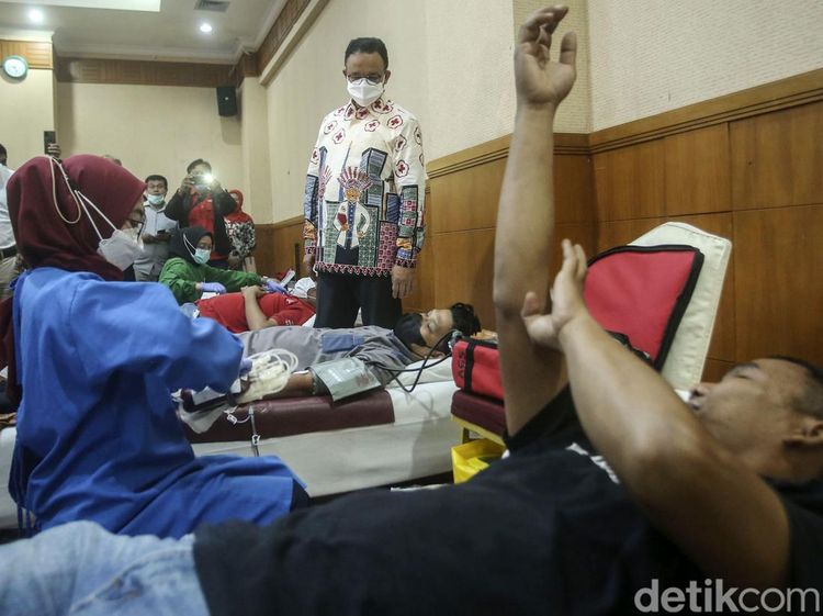 Momen Anies Pantau Donor Darah PMI DKI Jakarta