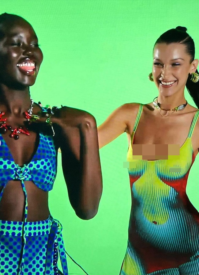 Tampil untuk majalah Vogue, Bella Hadid memakai tank-top dengan grafis bergambar tubuh telanjang. Foto: Instagram