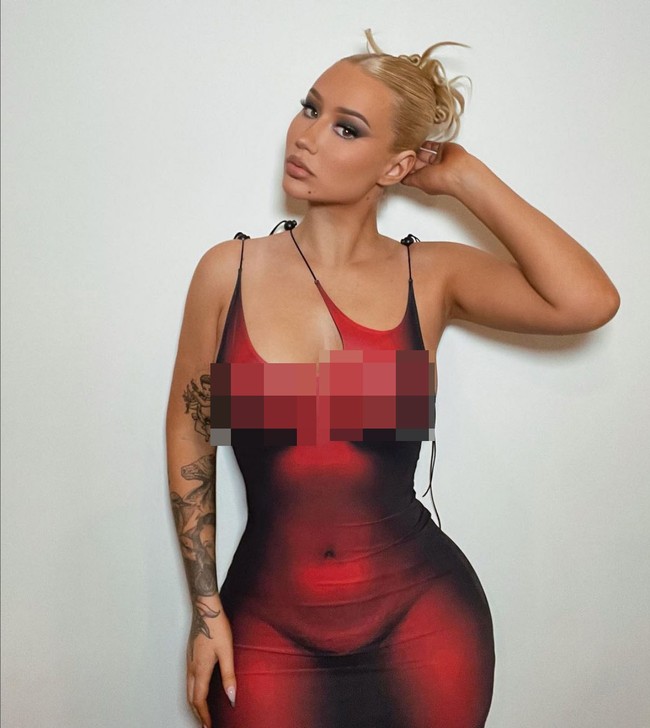 Rapper Iggy Azalea ikutan tren naked dress dan memperlihatkannya di Instagram. Iggy tampak mengenakan gaun ketat dengan gambar tubuh telanjang, lengkap dengan lukisan menyerupai puting payudara. Gaun tersebut merupakan rancangan Sergio Castano Pena. Foto: Instagram