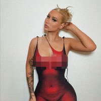 Rapper Iggy Azalea ikutan tren naked dress dan memperlihatkannya di Instagram. Iggy tampak mengenakan gaun ketat dengan gambar tubuh telanjang, lengkap dengan lukisan menyerupai puting payudara. Gaun tersebut merupakan rancangan Sergio Castano Pena. Foto: Instagram