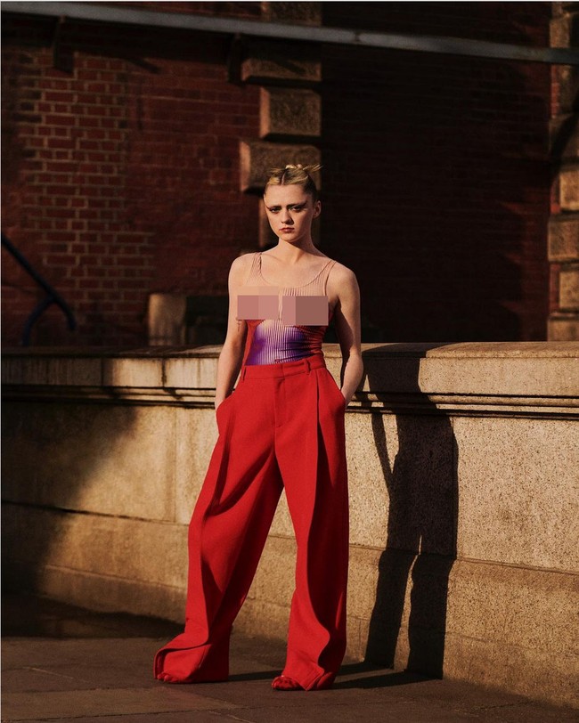 Maisie Williams pun tak ketinggalan tren naked dress. Bintang Game of Thrones ini berpose dengan tank top Body Morph yang merupakan salah satu dari koleksi busana Jean Paul Gaultier kolaborai dengan Y/PROJECT. Foto: Instagram