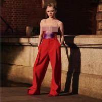 Maisie Williams pun tak ketinggalan tren naked dress. Bintang Game of Thrones ini berpose dengan tank top Body Morph yang merupakan salah satu dari koleksi busana Jean Paul Gaultier kolaborai dengan Y/PROJECT. Foto: Instagram