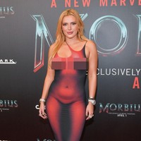 Bella Thorne memakai gaun yang sama seperti Iggy Azalea saat tampil di screening film ‘Morbius’ pada Maret 2022. Gaun tersebut berpotongan dada rendah dan aksen halter pada lehernya. Foto: Getty Images