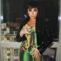  Demi Lovato merupakan artis terbaru yang ikut tren naked dress. Penyanyi yang mengaku sebagai non-biner ini memakai gaun ketat warna neon bergambar tubuh telanjang keluaran Syndical Chamber. Ia memadukannya dengan jaket hitam. Foto: Instagram