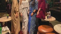 Saat Ramadhan lalu, Gaby juga tidak lupa berbuka puasa bersama dengan sahabat-sahabat terdekatnya. Memesan tempat di restoran mewah dengan kaftan yang elegan, Gaby tampak luar biasa. Foto: Instagram/gabbybeau_
