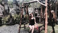Gaby lebih senang mengunjungi kafe dan tempat makan dengan suasana alam yang menyegarkan. Saat pergi ke Bali, dirinya lebih memilih menyambangi kafe yang memiliki kebun hijau yang luas. Foto: Instagram/gabbybeau_