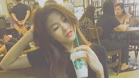 Hangout di kafe seolah sudah menjadi kegiatan rutin yang tidak boleh dilewatkan oleh Gaby. Segelas frappuccino yang segar dipilih Gaby untuk menemaninya bersantai. Foto: Instagram/gabbybeau_