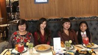 Tidak hanya dengan teman-temannya, Gaby juga sering menghabiskan waktu bersama keluarga. Makan malam bersama ibu dan keluarganya yang lain menjadi momen yang begitu hangat. Foto: Instagram/gabbybeau_