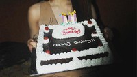 Memiliki banyak teman, Gaby juga seringkali mendapat perhatian yang lebih. Setiap momen ulang tahunnya tidak pernah dilewatkan tanpa kue cokelat yang manis. Foto: Instagram/gabbybeau_