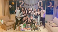 Merayakan ulang tahun bersama sahabat, bahkan dilakukan secara meriah. Pada malam ulang tahunnya banyak makanan hingga minuman yang tersaji sebagai hadiah kejutan dari teman-temannya. Foto: Instagram/gabbybeau_