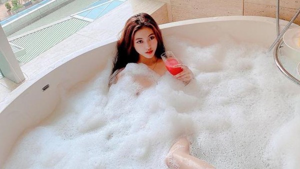 10 Potret Gabryllia, Aspri Hotman Paris Saat Sarapan di Bathtub
