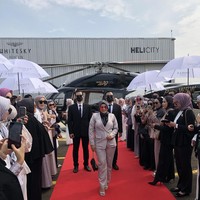 Berpenampilan bak lady boss, Aurel Hermansyah mengenakan kaca mata, bros warna gold, shoulder bag dan high heels. Penampilan Aurel ini bisa kamu tiru untuk menghadiri acara formal. Foto: Dok. GresniaWolipop.