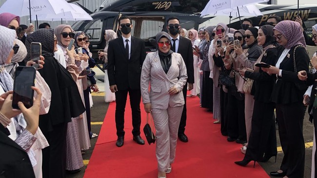 Berpenampilan bak lady boss, Aurel Hermansyah mengenakan kaca mata, bros warna gold, shoulder bag dan high heels. Penampilan Aurel ini bisa kamu tiru untuk menghadiri acara formal. Foto: Dok. GresniaWolipop.