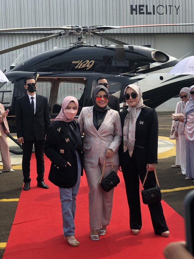 Aurel memadukan one set blazer front button blazer dan pants dengan hijab segi empat monogram warna hitam. Ia membentuk hijab diikat rapi ke belakang dan memakai inner hijab warna hitam bahan kaus. Foto: Dok. GresniaWolipop.